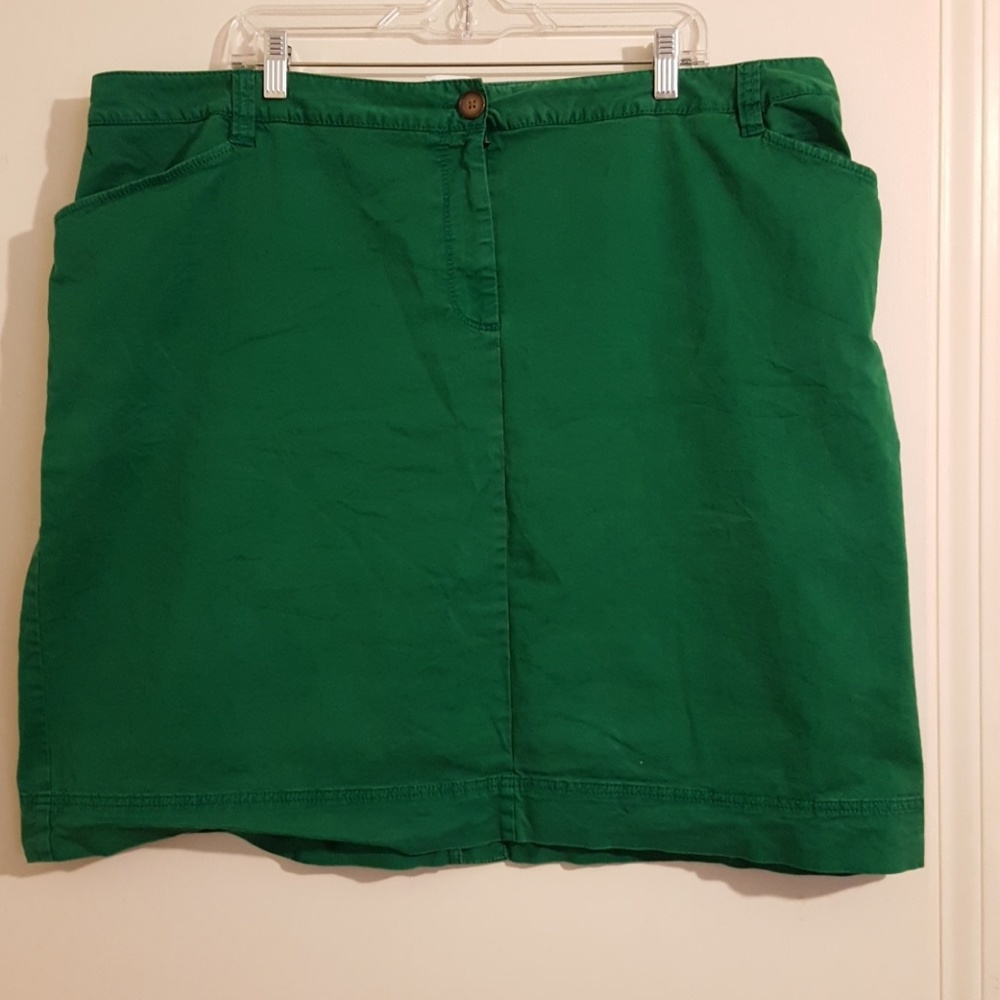 Green twill skirt, lightly worn
